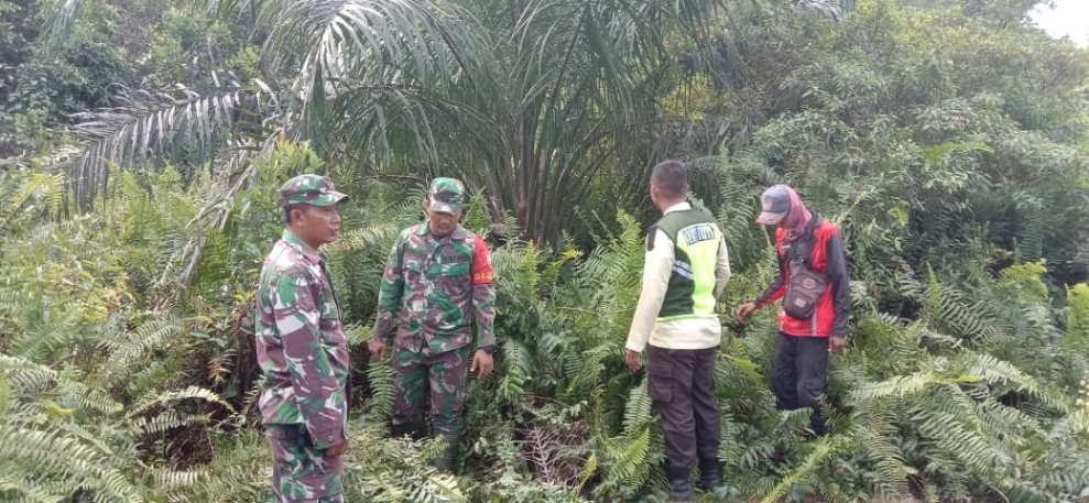 Babinsa Serda Edi Saputra dan Serda Aldo R. Sihaloho Intensifkan Patroli Karhutla di Tasik Putri Puyu