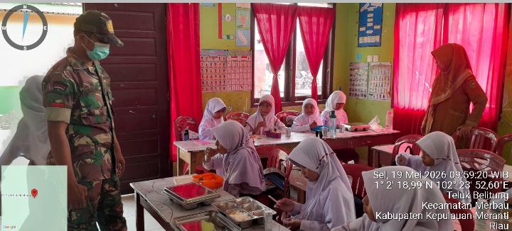 Babinsa Dukung Penyaluran Makan Bergizi di Sekolah Kecamatan Merbau