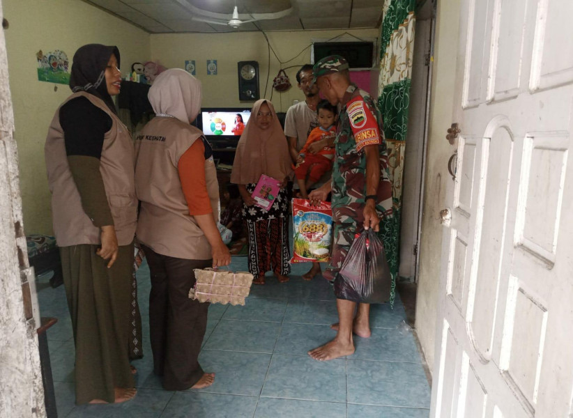Sertu Nono Serahkan Bantuan Dari Dandim Untuk Mencegah Stunting