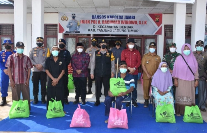 Kapolda Jambi Lakukan Bakti Sosial Berikan Paket Sembako Bagi Warga Terdampak Covid-19