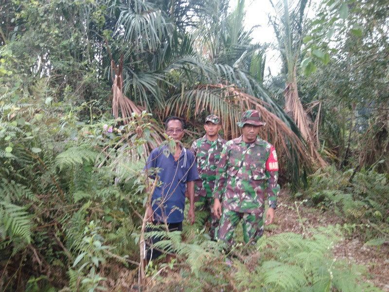 Komsos dan Patroli, Babinsa dan Warga Desa Mekar Delima Bersatu Cegah Kebakaran