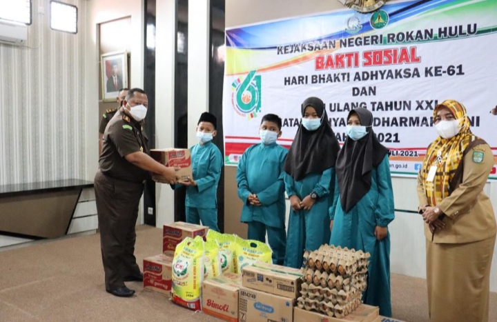 Momen HBA Ke-61 Dan HUT XXI IAD 2021, Kejari Rohul Baksos Di Panti Asuhan Al-Khairiyah Serta Bantuan 10 KK Keluarga Kurang Mampu