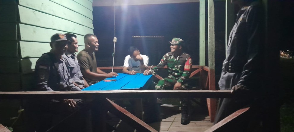 Patroli Mitigasi TNI dan Pemuda Wujudkan Keamanan di Kuala Merbau