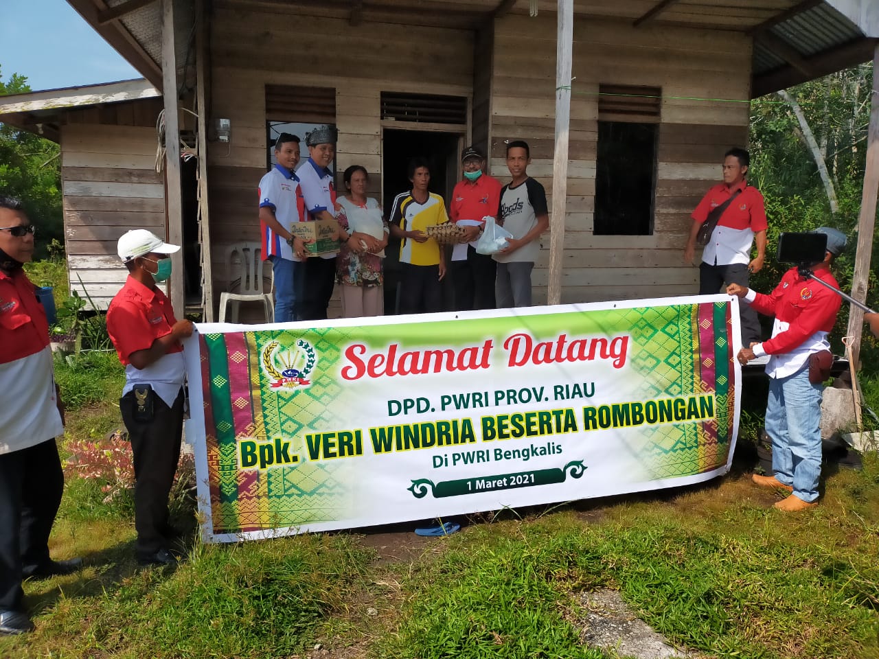 DPD PWRI Riau Bersama DPC PWRI Bengkalis Beri Bantuan Kepada Warga Kurang Mampu