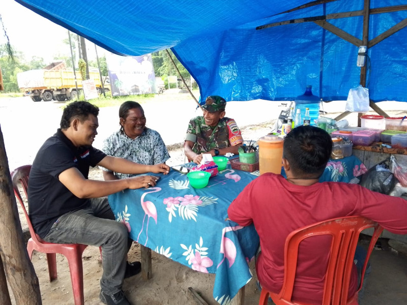 Kegiatan Komsos Babinsa Koramil-01/Dumai, Sertu Nono.S Temui Pedagang Pinggir Jalan