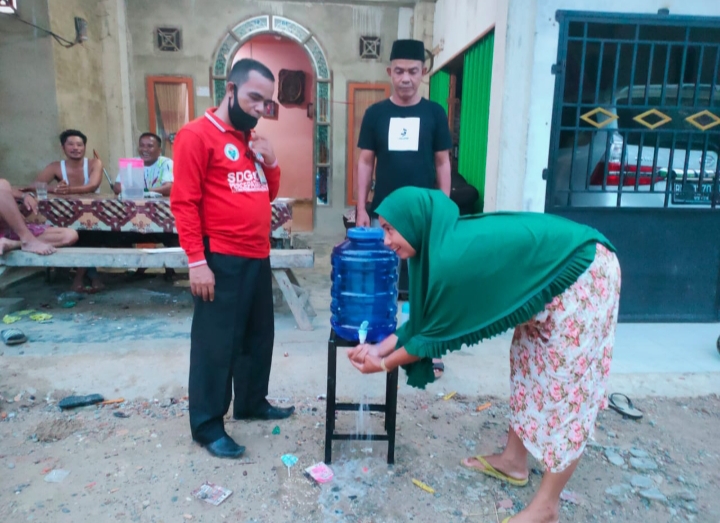 Pemdes Lubuk Bilang Distribusikan 280 Galon, 5 Tanki 1000 liter Berikut Dudukan Tanki Dan Sabun Bagi Warga