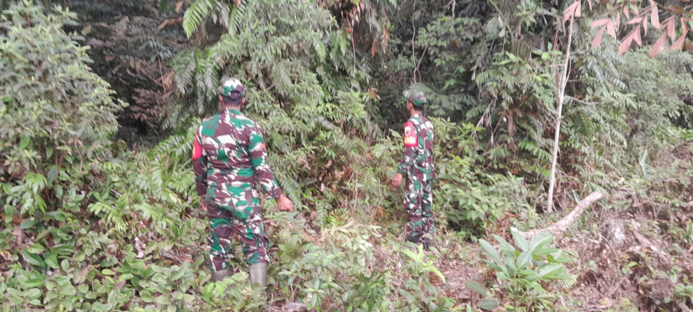 Babinsa Sosialisasikan Bahaya Membakar Lahan di Desa Semukut