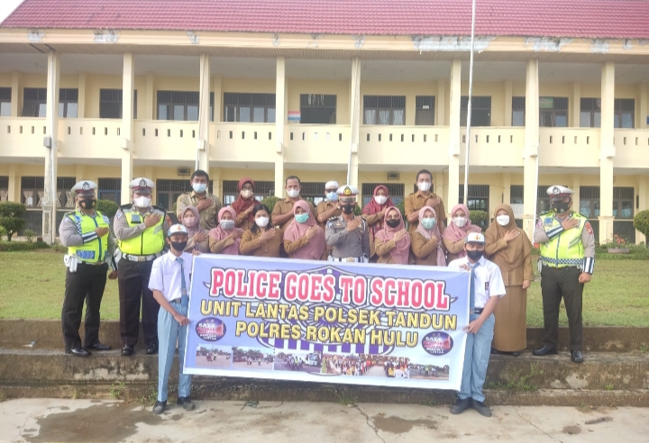 Polsek Tandun Laksanakan Giat Police Go To School Sekaligus Upacara Bendera di SMAN 1 Tandun