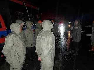 Brimob Polda Sumut Evakuasi Warga Terjebak Banjir di Desa Bukit Mas, Langkat