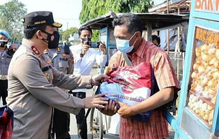 Polda Jateng Bagikan 2,5 Ton Beras dan 500 Paket Sembako Pada Warga Terdampak PPKM Darurat di Demak