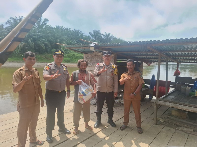 Program Jalur: Polsek Rambah Hilir Salurkan Bantuan Sosial kepada Warga Kurang Mampu di Dusun Sejati