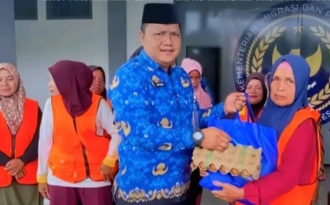 Bakti Sosial Jumat, Lapas Pasir Pangarayan Beri Bantuan kepada Petugas Kebersihan