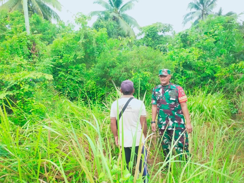 Cegah Kebakaran Lahan, Babinsa Sertu Ansari Pantau Kawasan Gambut di Pulau Merbau