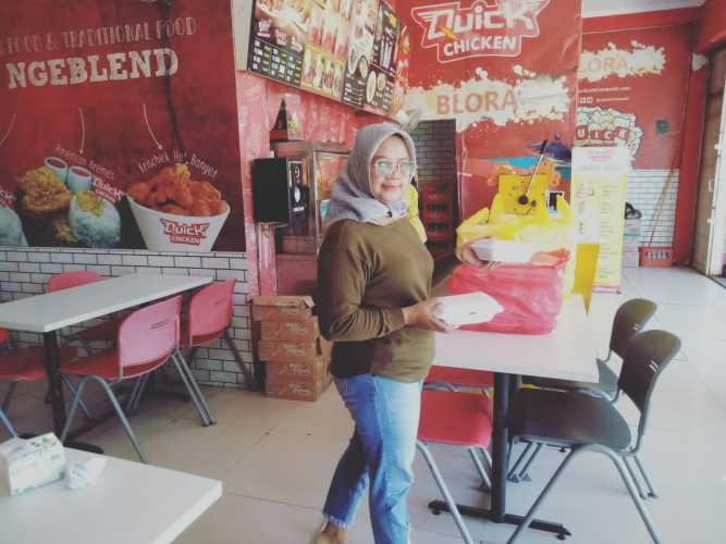 Jum'at Berkah, Afun Bagikan 50 Bungkus Nasi Diempat Lokasi