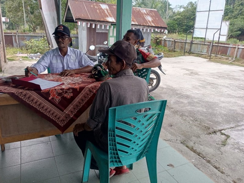 Jalin Kebersamaan, Serda Syahrul Ajak Warga Teluk Belitung Perkuat Gotong Royong