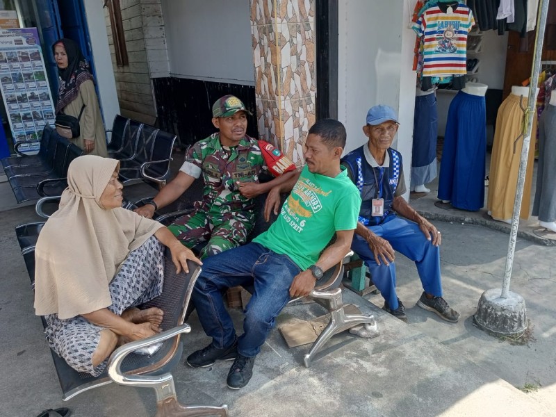 Bangun Kekompakan, Babinsa Koramil 06/Merbau Aktif Sambangi Warga
