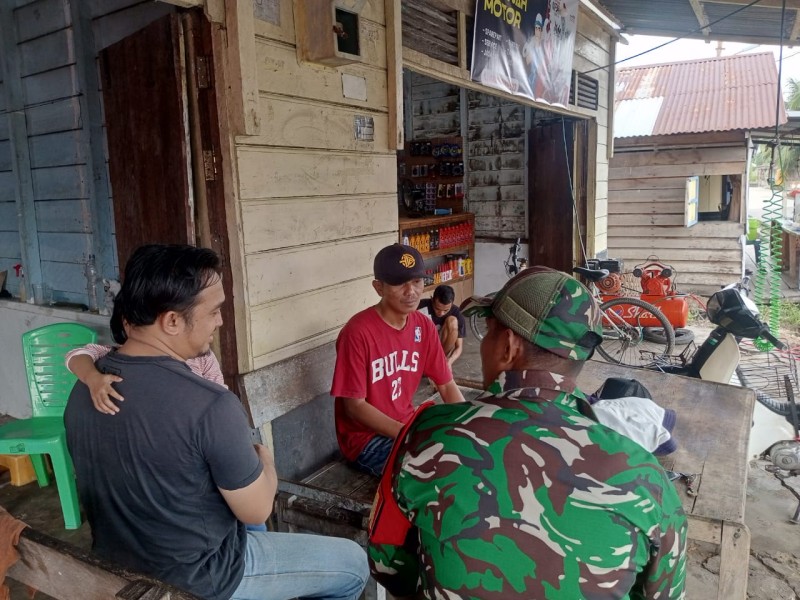 Bangun Kebersamaan, Babinsa Ajak Warga Teluk Belitung Jaga Kondusivitas Wilayah