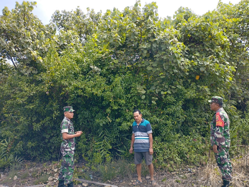 Dalam Patrolinya, Babinsa Koramil 06 Merbau Tak Lupa Untuk Mengingatkan Masyarakat Terkait Pencegahan Karhutla