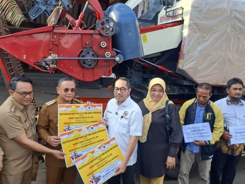 Petani Pati Terima Bantuan Combi, Bupati Ingatkan Agar Jangan Dikomersilkan