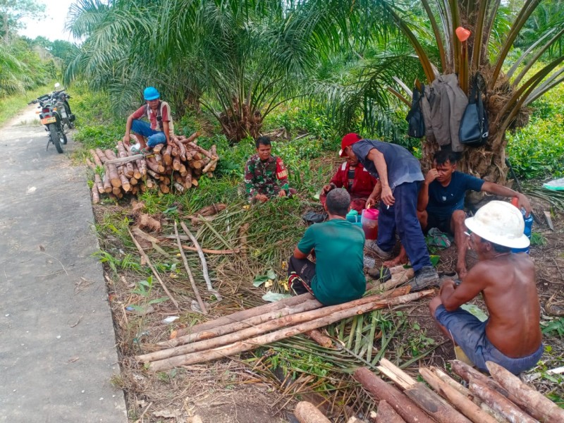 Tingkatkan Kebersamaan, Babinsa Gelar Komsos Bersama Masyarakat