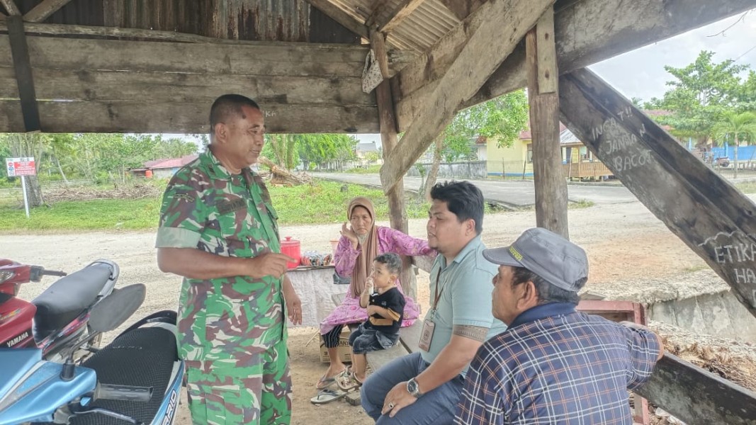 Perkuat Kerukunan Warga, Babinsa Koramil 06/Merbau Gelar Komsos di Kampung Pancasila