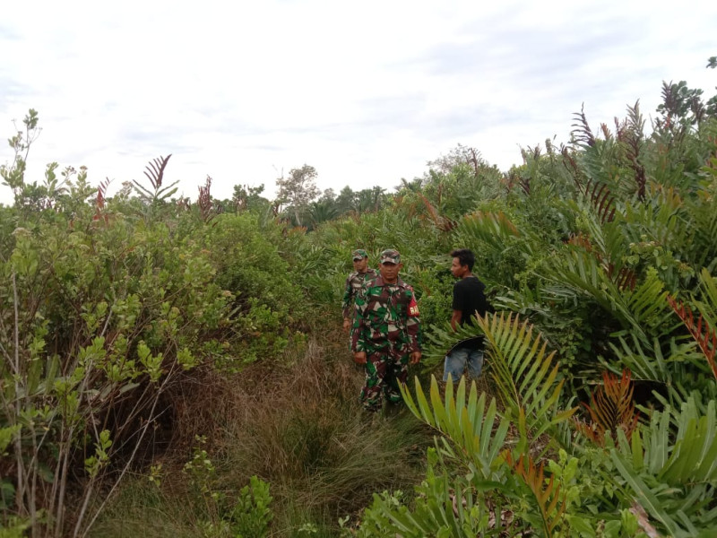 Babinsa Koramil 06/Merbau Sosialisasikan Bahaya Bakar Lahan Kepada Warga Tasik Putri Puyu