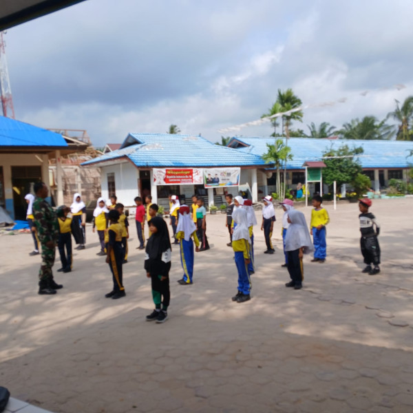 Babinsa Kelurahan Pelintung Beri Pelatihan PBB kepada Siswa SDN 003