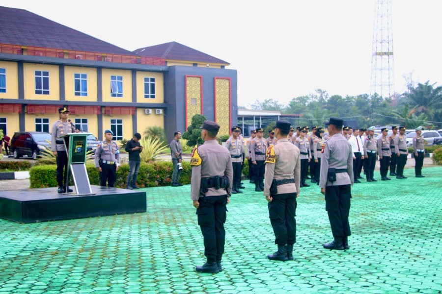 Upacara PTDH dan Pemberian Reward Personel Polres Rokan Hulu, Kapolres Tegaskan Komitmen Penegakan Disiplin dan Apresiasi Prestasi