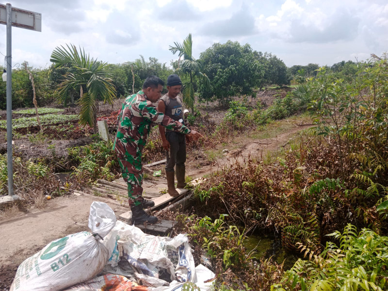 Babinsa Kelurahan Purnama Dumai Barat, Patroli Rutin Cegah Karhutla