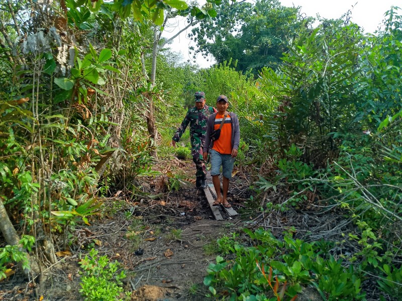 Hentikan Bakar Lahan! Babinsa Koramil 06/Merbau Beri Edukasi dan Himbauan Langsung kepada Warga