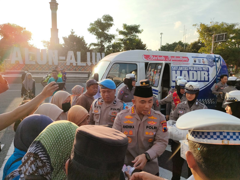 Berkah Bulan Suci Ramadhan, Kapolresta Pati Bagikan Takjil Kepada Masyarakat