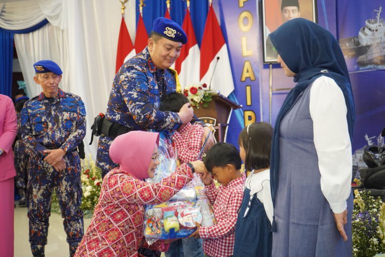 Mengharukan Sekali, Irjen Iqbal Dan Istri Peluk Anak Personel Polairud Yang Gugur Dalam Bertugas