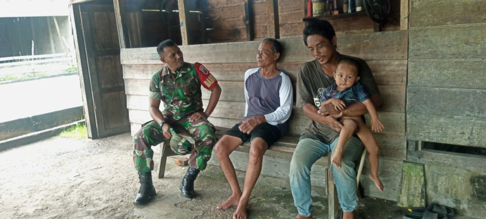 Jalin Kebersamaan, Babinsa Koramil 06/Merbau Lakukan Komsos dengan Warga