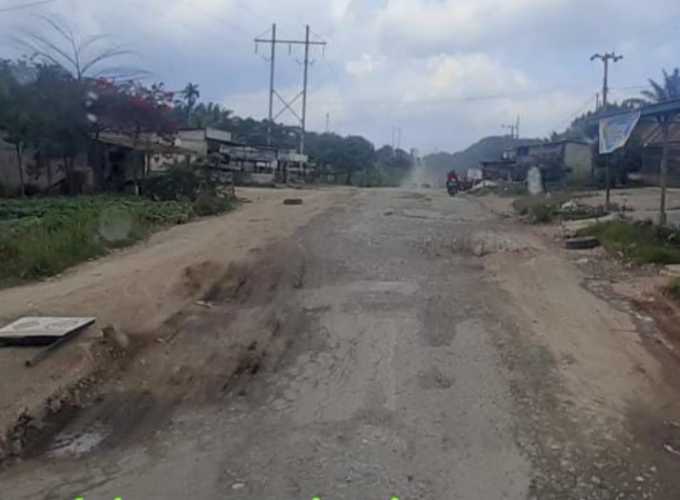 Miris,.....Jalan Lintas Petapahan Kabupaten Kampar Rusak Parah