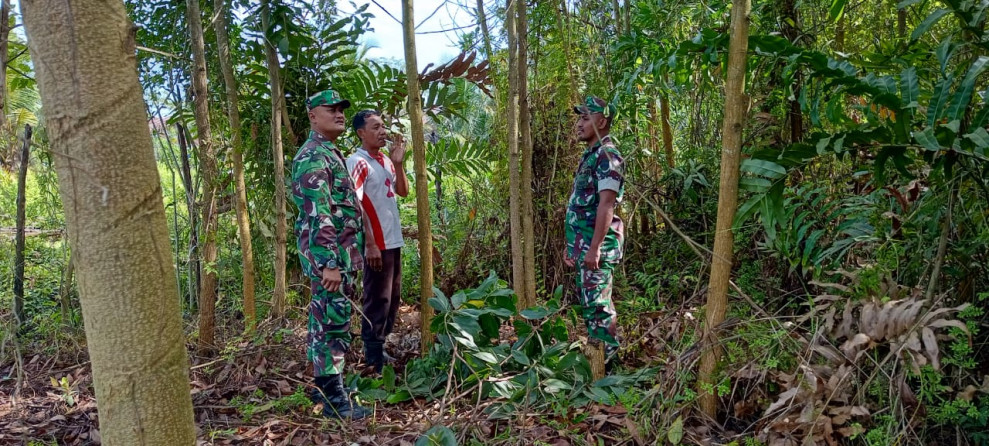 Babinsa Koramil 06 Merbau Berikan Contoh Antisipasi Karhutla