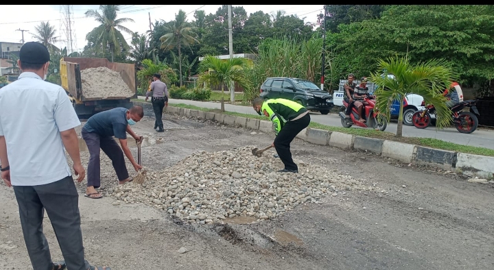 Kapolres Rohul Bergotong Royong Menimbun Jalan Rusak Di Tambusai Utara