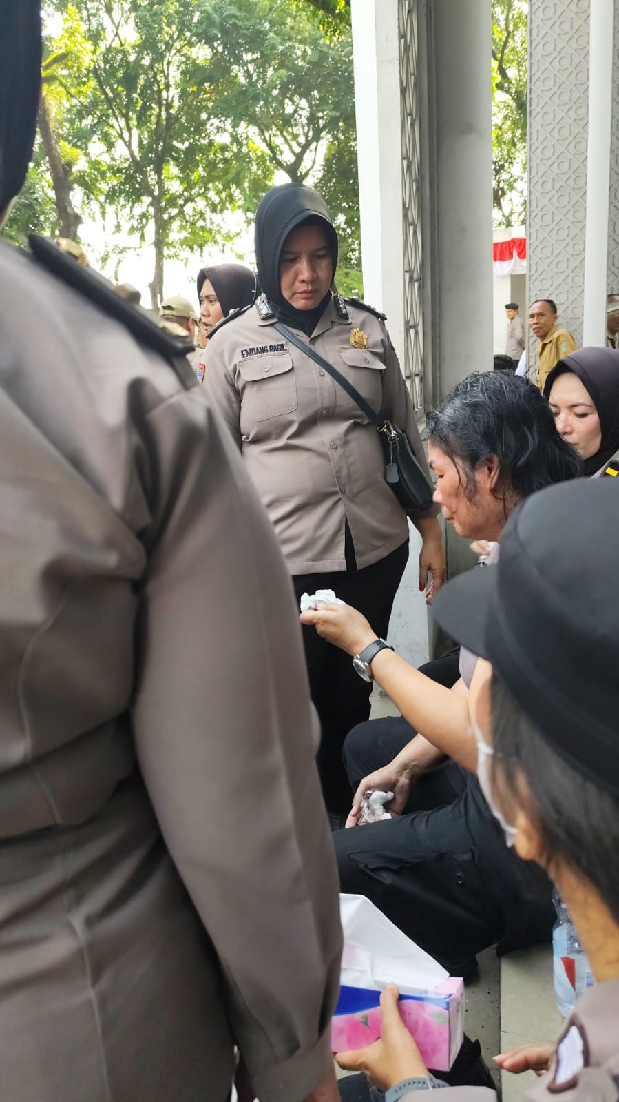 UNJUK RASA DI DPRD SUMUT, SEJUMLAH PERSONEL POLISI ALAMI LUKA SAAT PENGAMANAN