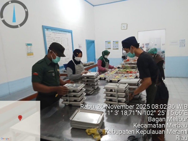 Babinsa Koramil 06/Merbau Kawal Pembagian 1.888 Porsi Makanan Sehat kepada Pelajar