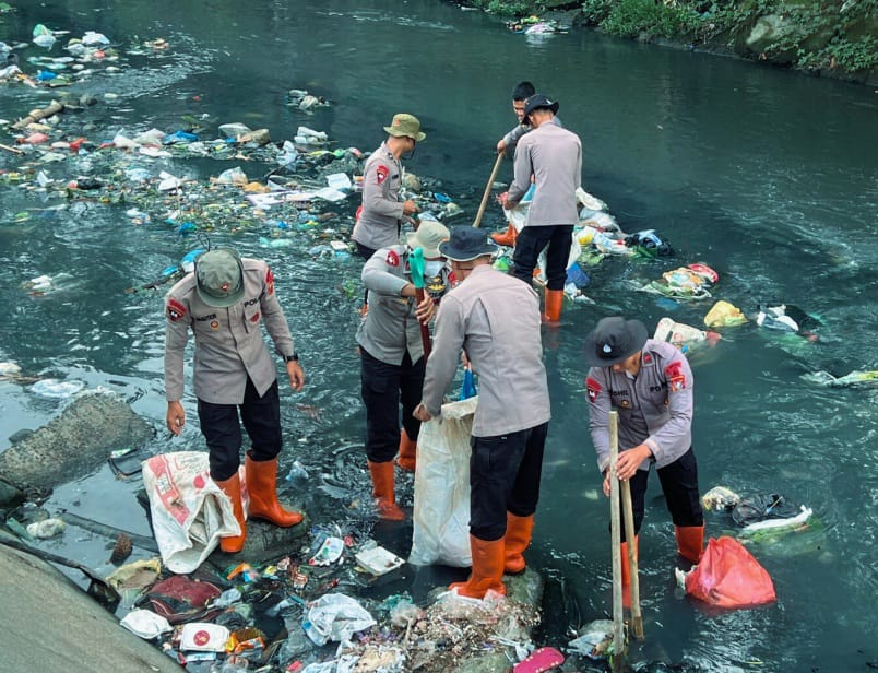 Peduli Lingkungan, Brimob Polda Sumut Angkat Sampah dari Sungai Demi Warga