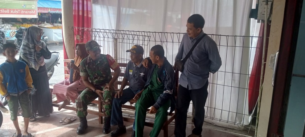 Di Teluk Belitung, Babinsa Lakukan Komsos Demi Kerukunan Warga