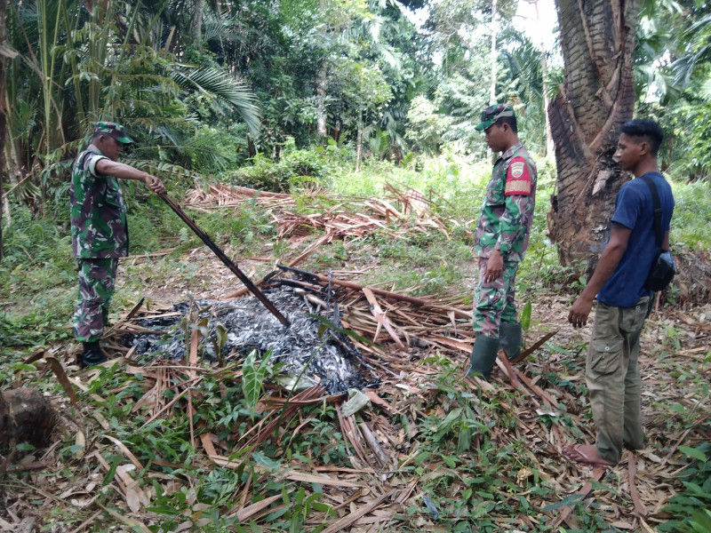 Peltu Nababan dan Kopda Ricko Yuspranata Sosialisasikan Bahaya Karhutla di Kecamatan Tasik Putri Puyu