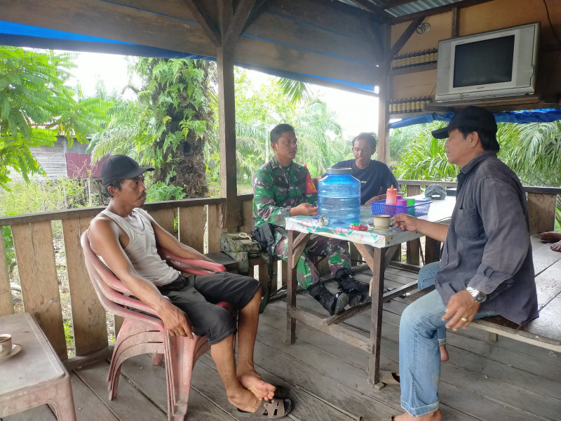 Masyarakat Sampaikan Keluhannya Kepada Serda Bambang Irwanto
