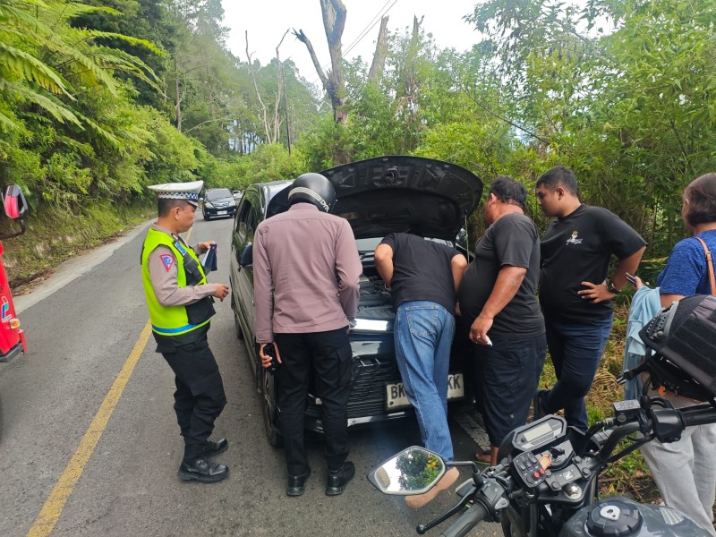 Polisi Sigap Bantu Wisatawan, Mobil Mogok di Jalur Perbukitan Samosir Berhasil Dievakuasi