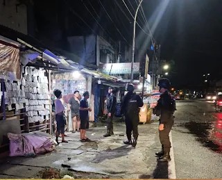 Patroli Dini Hari Brimob Sumut Perkuat Keamanan Kota Medan, Sambangi Pos Kamling dan Pelaku UMKM