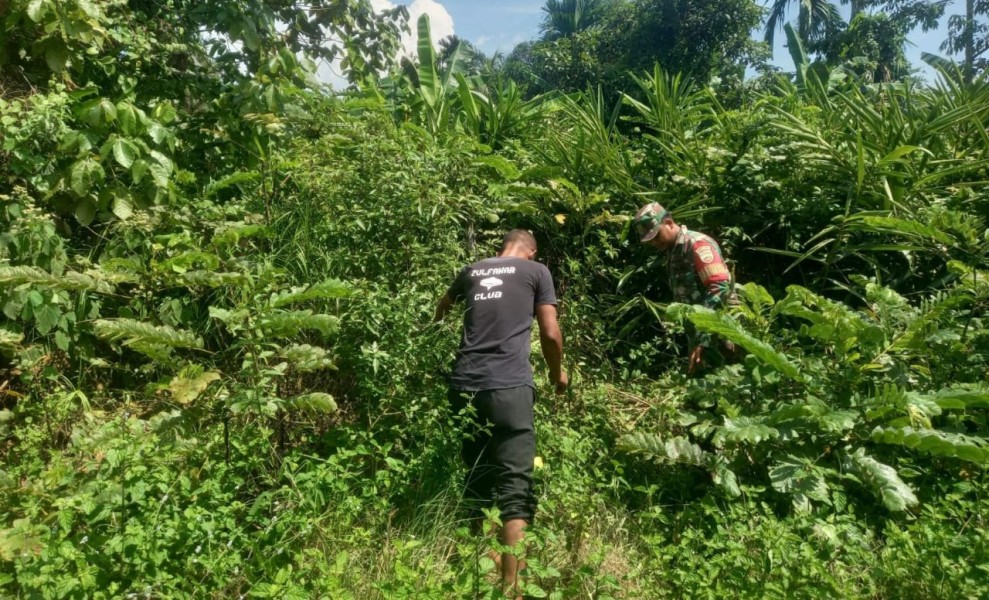 Babinsa dan Warga Bersama-sama Awasi Titik Rawan Karhutla