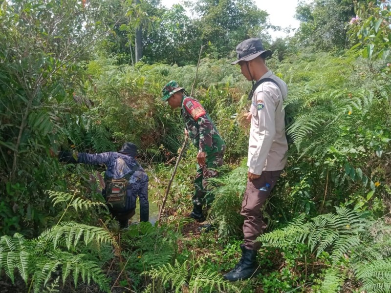 Lewat Komsos, Babinsa Koramil 06/Merbau Edukasi Warga Bahaya Karhutla