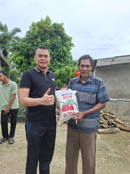 Kades Sontang Zulfahrianto Bagikan Sembako Untuk 689 KK Jelang Ramadhan 1447 H Pada Warga