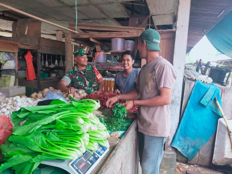 Komsos Babinsa di Pasar Suka Ramai Ciptakan Suasana Nyaman Jual Beli