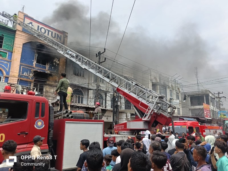 Kobaran Api di Gunung Sitoli Berhasil Dijinakkan Berkat Sinergi Personel Brimob Polda Sumut Bersama Tim Gabungan