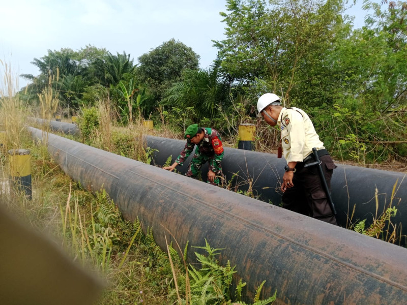 Patroli Bersama Babinsa dan Pertamina Tekankan Keselamatan Pipa Minyak